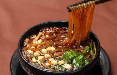 成都小吃肥肠粉搭配“锅盔”，一个锅盔3两肉！
